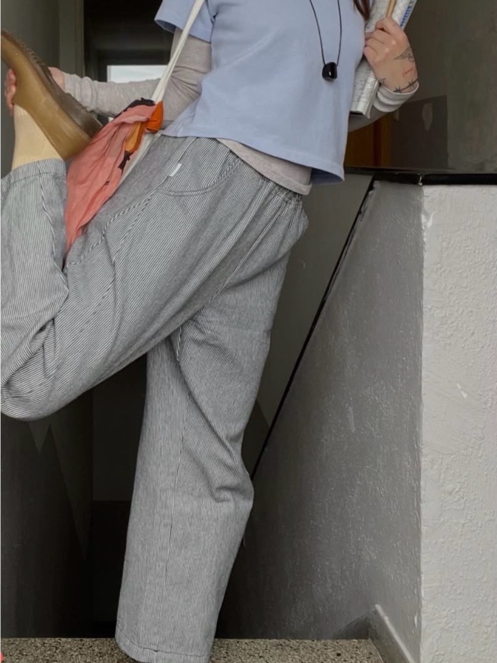Women’s Cropped Relaxed Jeans in Light Gray Stripe